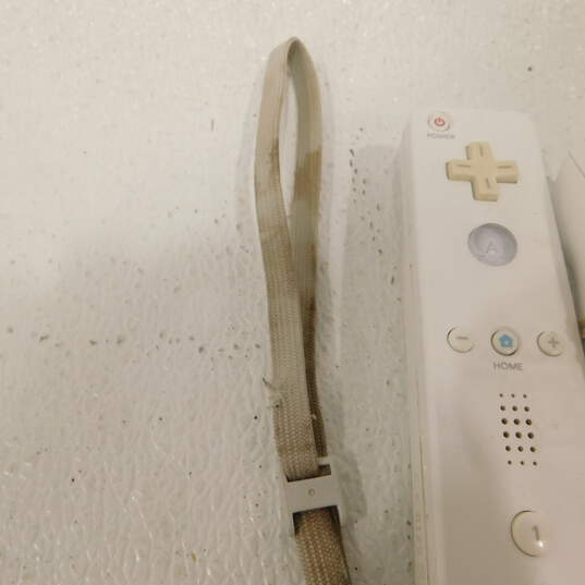 Nintendo Wii  w/1 nunchuk and 1 Controllers and 2 games UP image number 7