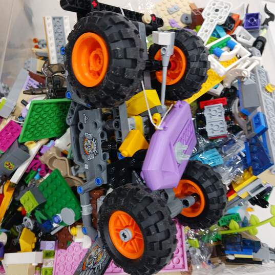 7.5lb Bundle of Assorted Plastic Toy Building Blocks and Pieces image number 1