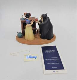 Disney Snow White & Apple Hag Figural Scene Limited Edition Figure IOB alternative image