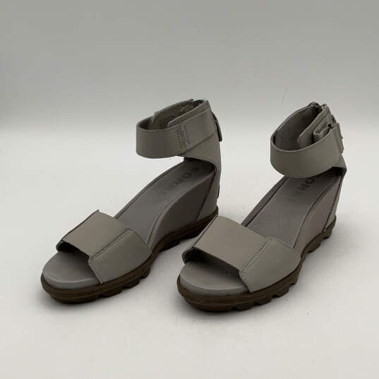 Womens Joanie II Gray Leather Back Zip Wedge Ankle Strap Sandals Size 7.5 image number 4