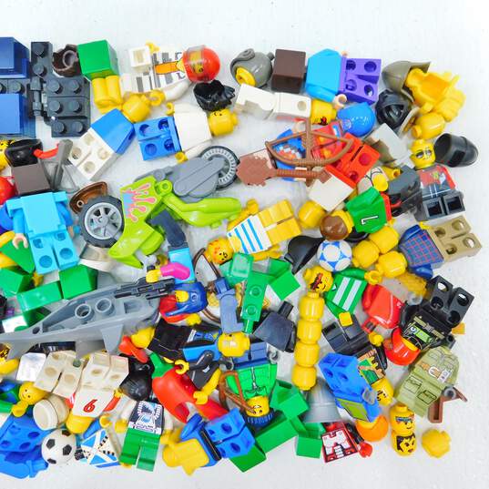 9.4 oz. LEGO Miscellaneous Minifigures Bulk Lot image number 3