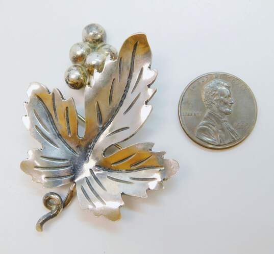 Taxco Mexico 925 Modernist Puffed Grapes & Stamped Leaf Brooch 13.2g image number 4