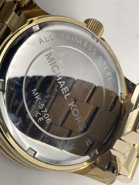 Womens Runway MK-5706 Gold Tone Analog Display Quartz Wristwatch 1.8Oz image number 3