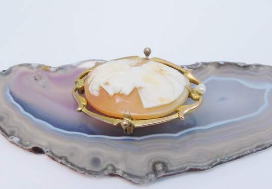 Vintage 10K Gold Carved Shell Cameo Pearl Accent Pendant Brooch 4.9g image number 3