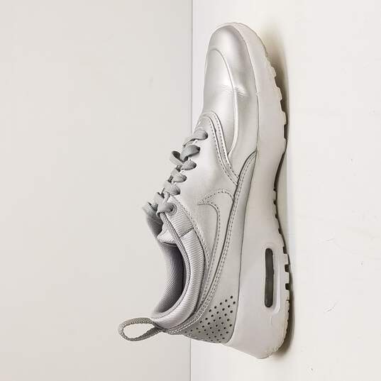 foretrække forseelser væv Buy the Nike Women's Silver Air Max Thea Sneakers Size 6 | GoodwillFinds