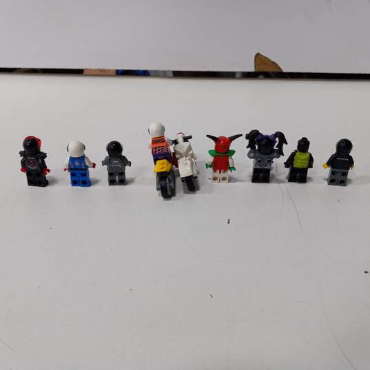 10pc Bundle of Assorted Lego Minifigures image number 5