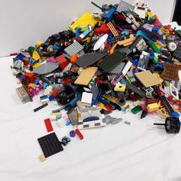 25lb Bundle of Assorted Lego Building Pieces & Other Toys alternative image