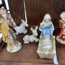 11pc Porcelain Nativity Set alternative image