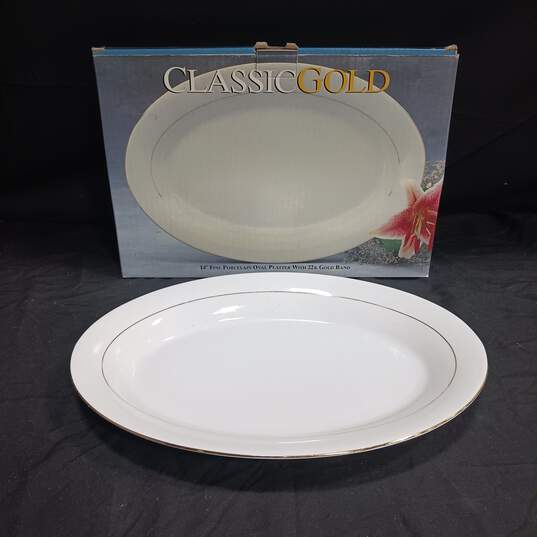 Classic Gold 14" Fine Porcelain Oval Platter With 22K Gold Band in Open Box image number 1