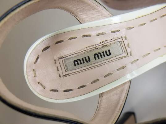 Miu Miu Black and Ivory Patent Leather Sandals Size 7.5 (Authenticated) image number 8