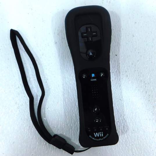 Nintendo Wii Mario Kart and Wheel Console Bundle image number 7
