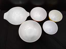 Set of 5 Assorted Decorative Pyrex Bowls alternative image