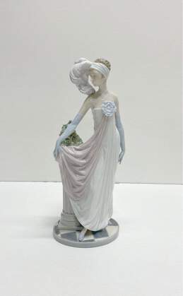 Lladro Porcelain Socialite of the 20's Glaze Finish 13.5 in Tall Statute #5283