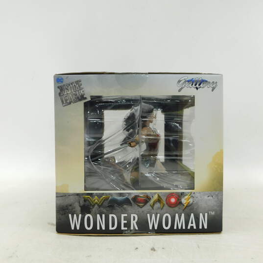 Diamond Select Gallery DC Justice League Wonder Woman Figure IOB image number 4