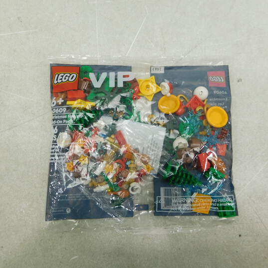 LEGO 40498 Christmas Penguin, 40082 Limited Edition 2013 Holiday Set, 30580 Santa Claus, and 40609 Christmas Fun VIP Add-On Pack Sets (4) image number 2