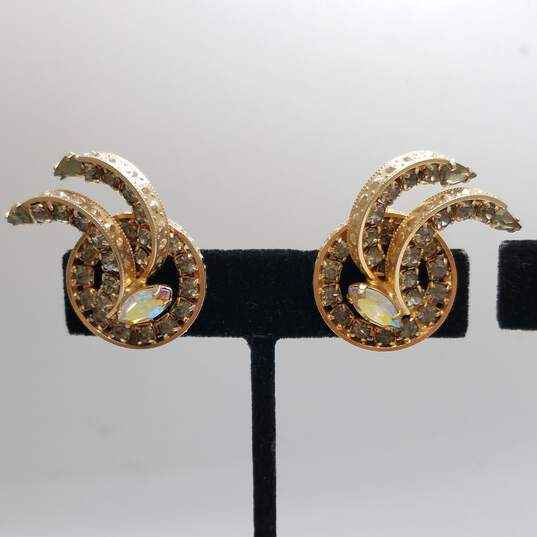 Gold Tone Vintage Aurora Borealis Brooch/Earrings & Bracelet Bundle 4pcs. 73.0g image number 4