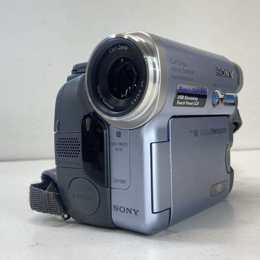 Sony Handycam DCR-TRV22 MiniDV Camcorder (For Parts or Repair) image number 4