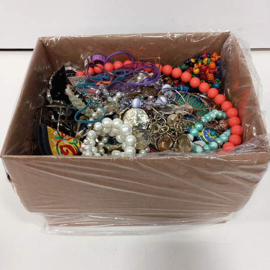 8.5lb Bundle of Various Costume Jewelry image number 2