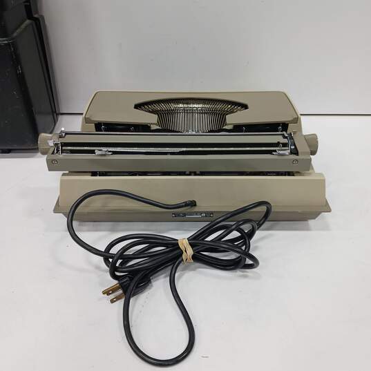 Vintage Underwood 565 Electric Typewriter & Case image number 3