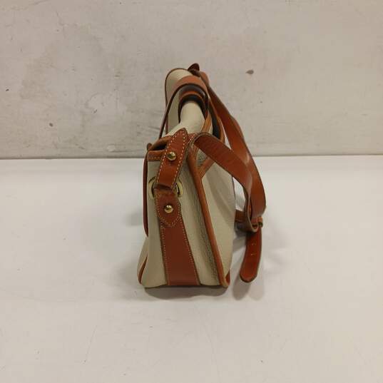 Vintage Dooney & Bourke Beige/Brown Leather Crossbody Bag image number 4