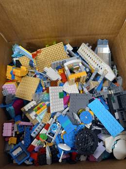 7.8 Pounds Of Assorted Lego Pieces & Bricks