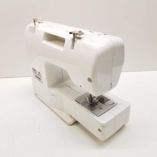 Brother JX2517 Lightweight 17 Stitch Sewing Machine image number 6