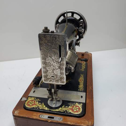 Vintage Antique Singer Sewing Machine In Wood Case (No Key) image number 4