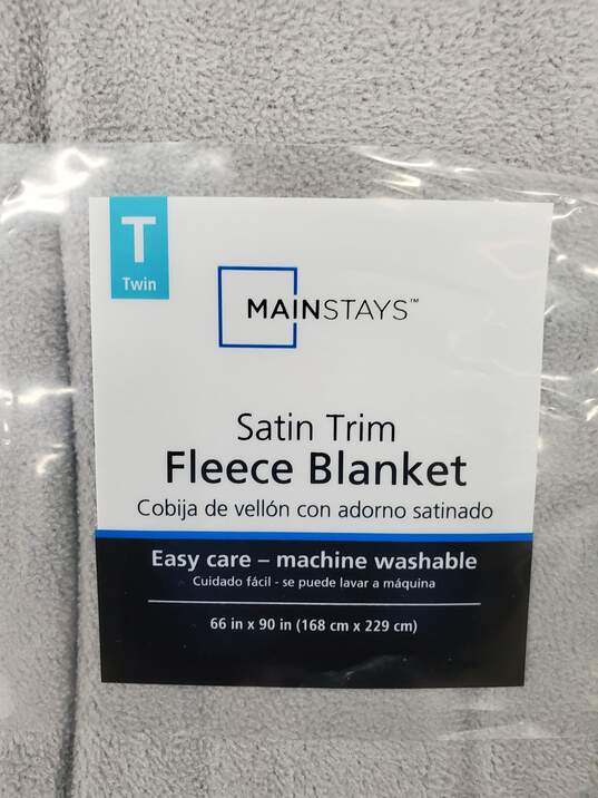 Maubstays Satin Trim Fleece Blanket (66inx90in) used image number 4