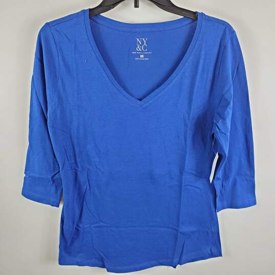New York & Company Women Blue V Neck T shirt M NWT image number 1