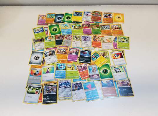 Assorted Pokémon TCG Common, Uncommon and Rare Trading Cards (685 Cards) image number 4