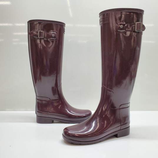 WOMEN'S HUNTER 16in BURGUNDY RUBBER BOOTS SIZE 5 image number 1