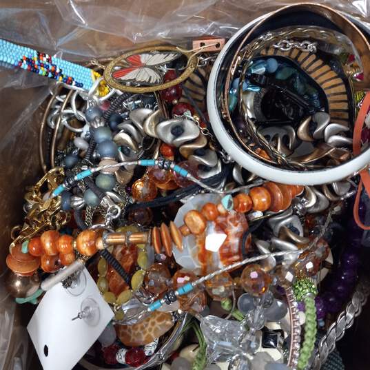 9.4Ib of Assorted Costume & Fashion Jewelry - Mixed Bundle image number 2