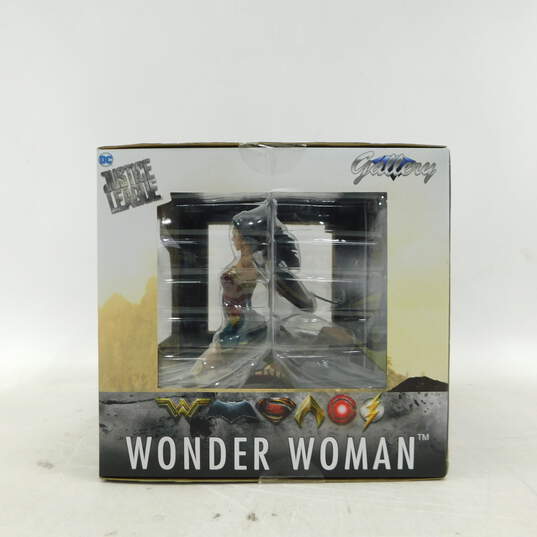 Diamond Select Gallery DC Justice League Wonder Woman Figure IOB image number 2