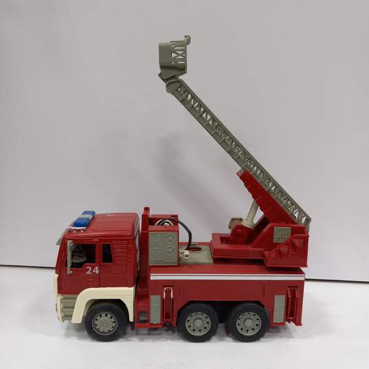 Driven Battat Fire Engine Ladder Truck image number 1