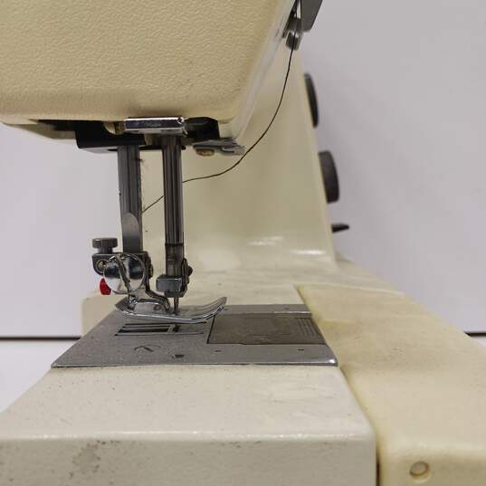 Vintage New Home Sewing Machine Model SL-2022 image number 5