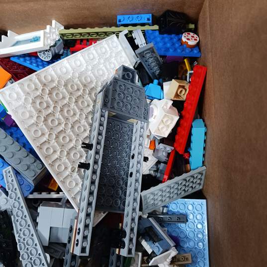 7.6lbs of Assorted Mixed Building Blocks image number 4