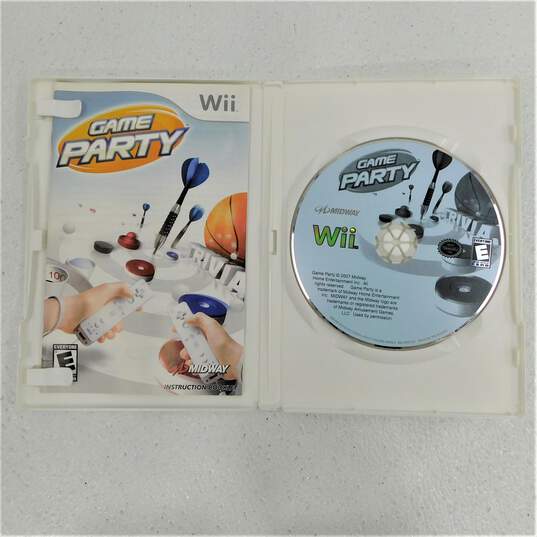 Nintendo Wii With 1 Controller and 2 Games image number 12