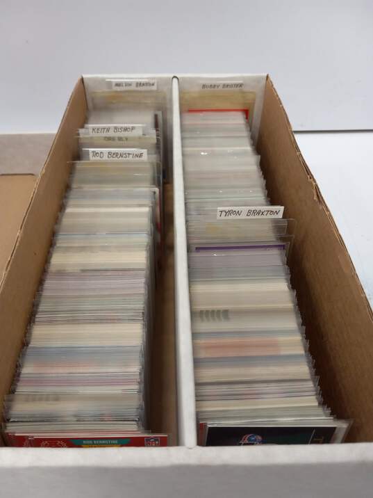 6lbs Lot of Assorted Sports Trading Cards image number 2