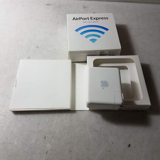 Apple AirPort Express Base Station 802.11n (1st Gen) Model A1264 image number 3