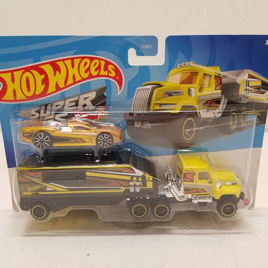 Buy the Hot Wheels Track Truck Super Rigs Desert Force 1:64 Scale