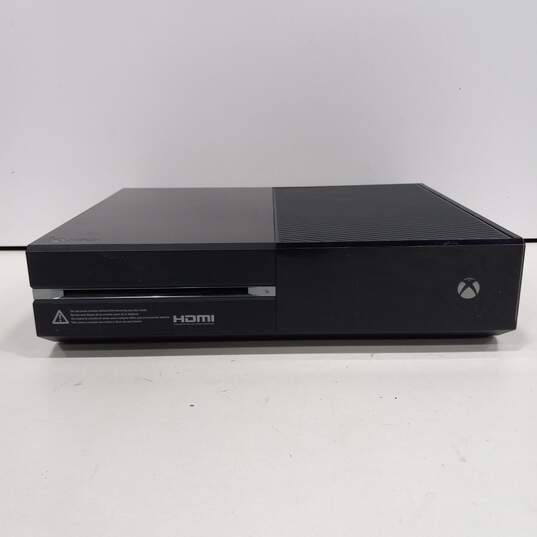 Microsoft Xbox One Console With 2 Controllers And 2 Turtle Beach/Nubwo Gaming Headsets image number 3