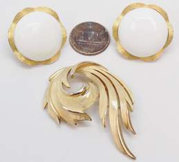 Vintage Crown Trifari Goldtone Milk Glass Scalloped Circle Clip On Earrings & Brushed Abstract Swirl Brooch 30.4g alternative image