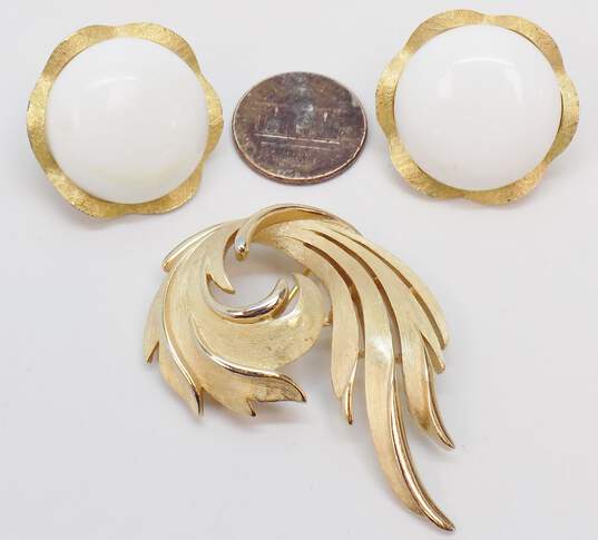 Vintage Crown Trifari Goldtone Milk Glass Scalloped Circle Clip On Earrings & Brushed Abstract Swirl Brooch 30.4g image number 2