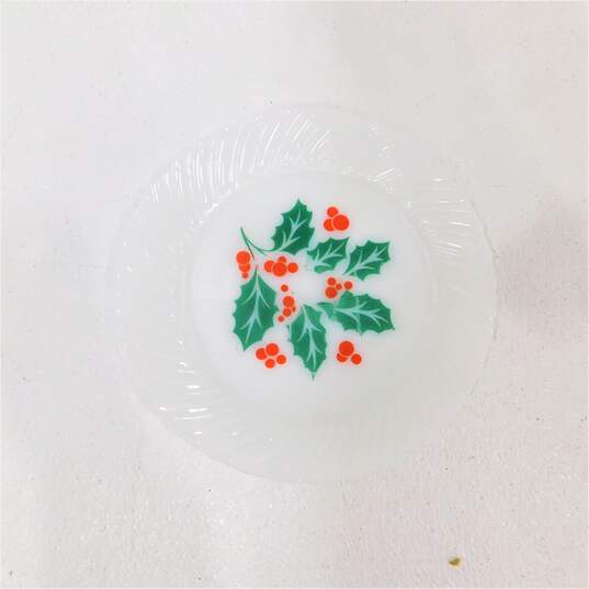 Vintage Termocrisa Crisa Christmas Holly Berry Milk Glass Dinner Plates Set of 5 image number 6