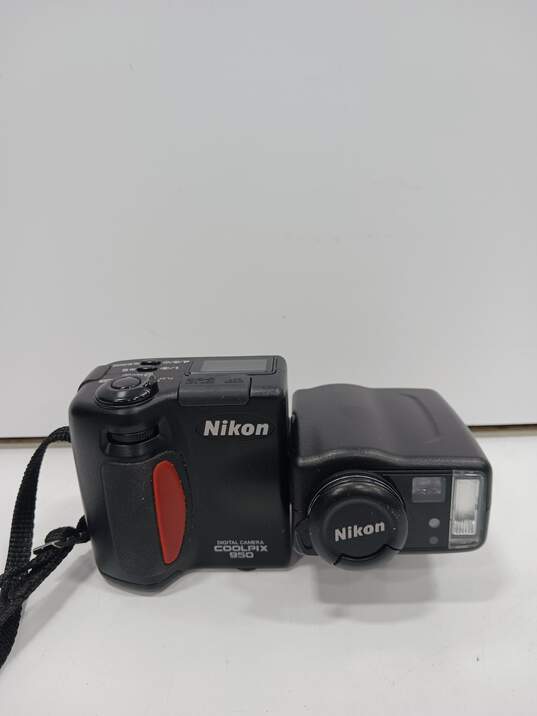 Black Nikon Coolpix E 950 Digital Camera W/Instructions image number 2
