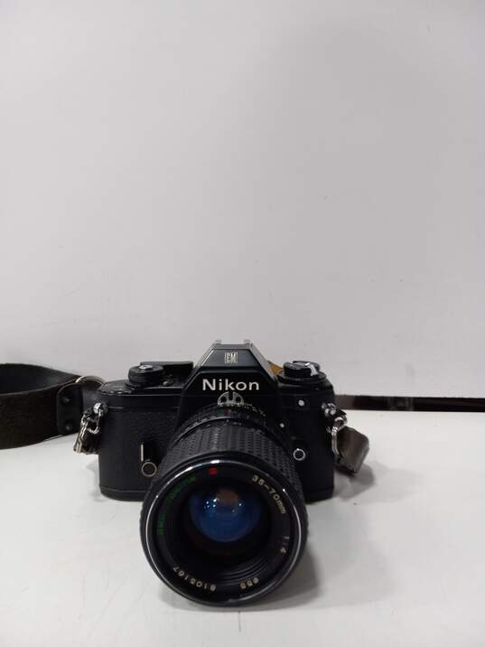 2 Nikon Cameras with flash image number 7