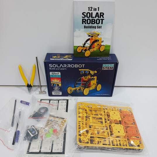 Stem Solar Robot -Build & Learn 12 In 1 In Box image number 1