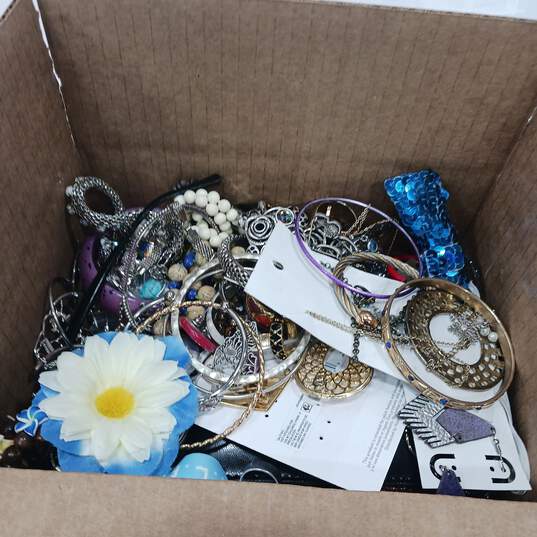 7.5lbs. of Bulk Mixed Variety Costume Jewelry image number 1