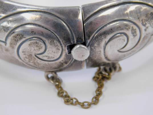 Vintage Taxco JSF Signed 925 Swirl Etched Mexican Modernist Hinged Bangle Bracelet 49.7g image number 3