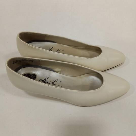 Womens Ivory Leather Almond Toe Pump Heel Slip On Heels Size 7 Wide image number 2